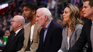 Gregg Popovich 'doesn't know which buttons to push', claims Sam Mitchell