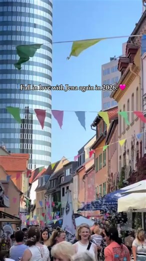 Jena ist nicht nur ein Ort. Es sind Menschen, Begegnungen und die kleinen Momente dazwischen, die Jena so besonders machen. Was war euer Jena-Moment 2025 und worauf freut ihr euch 2026 am meisten? ✨☺️ Lasst uns eure Highlights wissen 👇💬 #jena #visitjena #highlights Visit Jena | Jena erleben | Jena entdecken | Stadt Jena | Jena Momente | Highlights Jena | Jena Thüringen | Jena Deutschland | Jena Germany