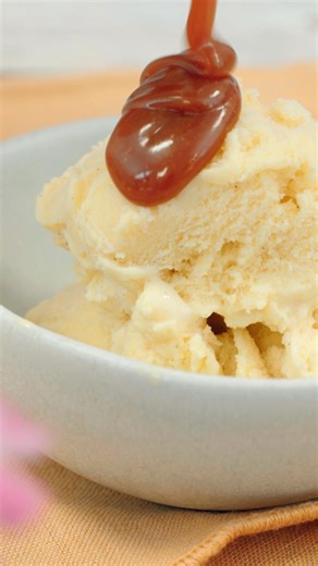 Karamell selber machen 📌 Rezept zum Speichern Mit diesem einfachen Grundrezept kannst du Karamellsoße ganz einfach selber machen. Das schnelle Rezept zaubert dir in gerade mal 15 Minuten das perfekte Karamell! 😍❤️ ZUTATEN 100 g Zucker 25 g Butter 100 g Sahne 1 Prise Salz ZUBEREITUNG 1. Schritt Zucker in einen großen Topf (ca. Ø 26 cm) geben, damit gerade der Boden bedeckt ist. Den Topf dafür etwas hin und her rütteln, bis die Zuckerschicht dünn und gleichmäßig ist. Butter, Sahne und Salz direk