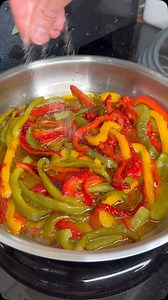 FIDEUÁ DE LOMO CON PIMIENTOS Hay recetas que no necesitan presentación…solo olerlas ya te abrazan. Esta fideuá es puro sabor de casa: sencilla, sabrosa y con ese toque de cocina tradicional que tanto nos gusta. No es la típica fideuá, pero te aseguro que va directa al recetario de las imprescindibles. Para los que valoran los sabores que nos traen recuerdos. Ingredientes: - 350 g de fideos nº4 - 350 g de filetes de cinta de lomo - 2 pimientos Para el sofrito: - 3 dientes de ajo - 1 cebolla - 1 p