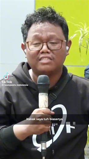 temen sekelas sma aku 😢 ngechat di grup kelas yg udh lama non aktif di jam 3 sore blg mohon doanya, dia lg di rs polri trs aku lgsg hah… knp… ternyata lagi nyariin kakaknya 😭😭 tau2 jam 4 ngabarin kakaknya ketemu di rs polri dg kondisi MD aku lgsg lemes di kantor ya Allah
