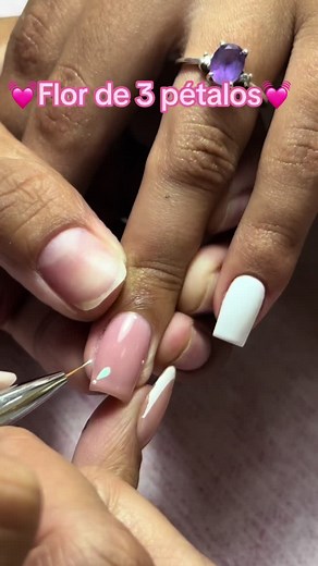 Cómo hacer la flor de 3 pétalos en tus uñas: Tutorial paso a paso