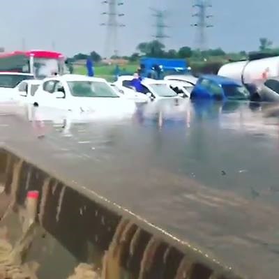 19K views · 186 reactions | NEW VIDEO: Heavy downpours created flash flooding in Johannesburg, South Africa stranding hundreds of vehicles. WeatherNationTV.com – Video: Seanie D | WeatherNation | Facebook