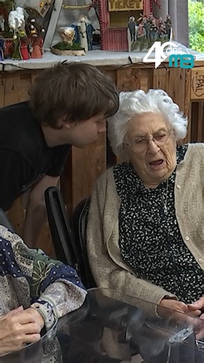 Une Saint-Valentin placée sous le signe du partage 💝 🌹 Au foyer Sainte-Élisabeth, résidents et élèves ont célébré l’amour… et la bonne humeur. Les élèves de 4ème secondaire de l’Institut Saint-Joseph de Saint-Ghislain ont offert une véritable parenthèse musicale, accompagnée de petites attentions qui ont fait mouche. 🎶 Un joli moment intergénérationnel, rempli de sourires et d’émotion. ✨ | Télé MB