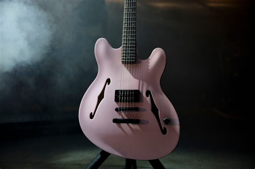 Nouvelle guitare signature Tom DeLonge Starcaster