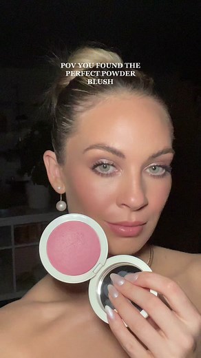 She’s beautiful 💗 @em.cosmetics “cherub” ✨ #blush #makeupartist #makeuproutine #powderblush #highlighter