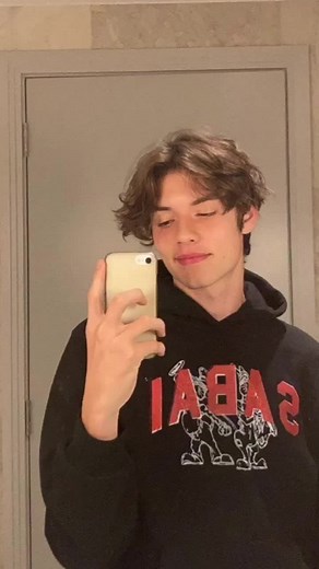 Louis Partridge en Tewkesbury: su papel en Enola Holmes