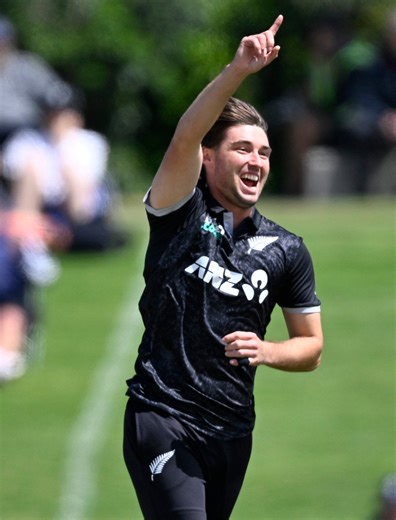 Big inswing to claim the big scalp of Joe Root! The KFC Delivery of the Match brought to you by Zak Foulkes! 🍗 #NZvENG | Blackcaps