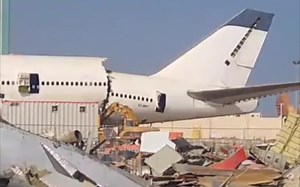 飞友这波心疼死，波音747被挖掘机这么欺负!_哔哩哔哩_bilibili