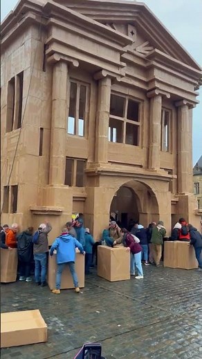 مهرجان الكرتون بناء وتحطيم أشهر معلم في المدينة