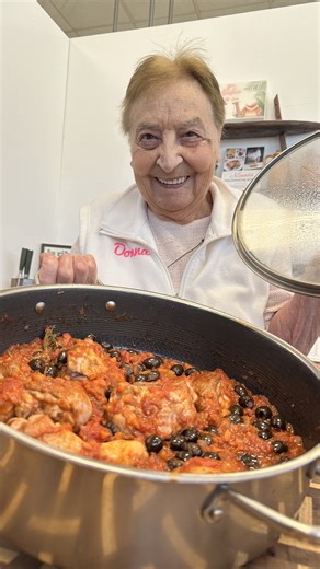 🥘 Comfort food from Nonna’s kitchen! Try this Chicken Cacciatore — tender chicken simmered in a savory tomato sauce with olives and herbs. Rustic, simple, and 100% Italian 🇮🇹❤️ nonnasilviofficial 🍗 Ingredients 1 whole chicken, cut into pieces (about 3.3 lbs / 1.5 kg) 1 large onion 2 carrots 2 celery stalks 2 garlic cloves 1½ cups crushed tomatoes (14 oz / 400 g) 1 cup pitted black olives (Taggiasca or oven-cured) (5.3 oz / 150 g) ¾ cup red wine (6.8 fl oz / 200 ml) 1 sprig rosemary Extra vir