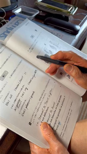 89歳要介護1の母、若い時にフランス語を学んでました。5月だったか、NHKフランス語講座テキストをプレゼントしたら、とても喜んでくれ暇さえあれば問題解いてる。そんな母が今、こうしてフランス語話す動画を撮っておこうと思って。窓閉めて、台所ドア閉めてと1日4回電話しますが好きな事続けて欲しい