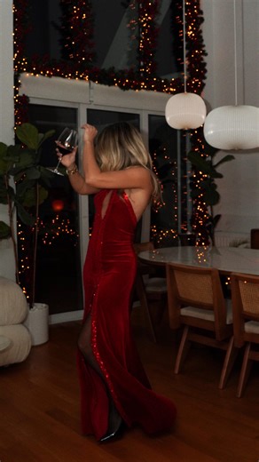 Vassia Kostara on Instagram: "Christmas Styling Tips 🧑‍🎄 Merry Christmas 🫶🏻 #vassiakostaralimitedcollections #stylingtips #christmasstyling #streetstyle"