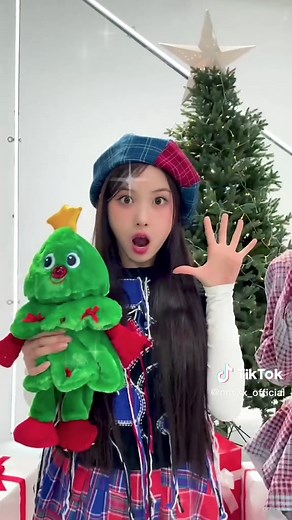 "Do you know what I want for Christmas?" #NMIXX #엔믹스 #Funky_Glitter_Ch...