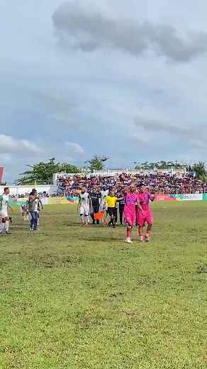 88K views · 1K reactions | ngabis ongkos jk am gara2 ricuh lain kali panitia harus tegas siapa bikin ricuh d disk 5 thn tidak bisa daftar lagi..bos pemilik tim yg gk terima keputusan wasit, kartu merah suruh keluar lapangan,. kabupaten #ketapang #jngkauanluas #semuaorang #kabupatenketapang | Lan Sanchez | Facebook