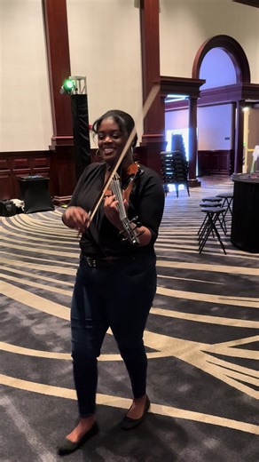 A clip from my soundcheck on Saturday! I had such a blast performing this weekend. Warming up to some Maxwell 😎 Video Cred: @_beppie #dallasmusicians #musicians #dallasviolinist #rnbmusician #rnbviolin
