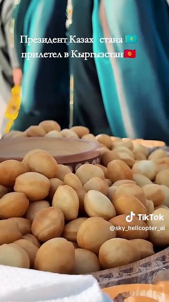 Президент Казахстана прибыл в Кыргызстан с официальным визитом Президент Казахстана Касым-Жомарт Токаев прибыл в Кыргызстан с официальным визитом. Об этом сообщили в пресс-службе президента КР. Встречал главу Казахстана в аэропорту президент Кыргызстана Садыр Жапаров. Также в пресс-службе президента КР сообщили, что для глав государств была организована концертная программа с участием кыргызских артистов, которые исполнили кыргызские и казахские музыкальные произведения. Ранее сообщалось, что в 