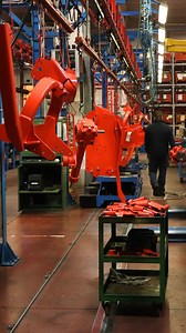 Nel nostro stabilimento ogni macchina Sicma prende forma attraverso una linea di montaggio organizzata, precisa e controllata in ogni dettaglio. Un processo che unisce competenza umana e tecnologia, garantendo alle nostre macchine prestazioni affidabili e la robustezza necessaria per lavorare a lungo, in qualsiasi condizione. | Sicma Spa