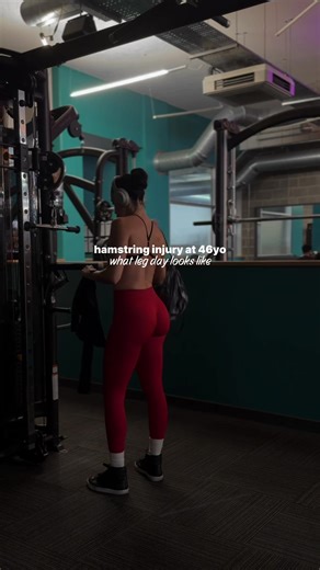 POV: hamstring injury but still want to train legs? I’m healing mine properly so I can get back to splits training. Here’s the leg routine I’m currently doing safely: ✨ Hip abductions ✨ Hack squat ✨ Hip thrust ✨ Rehab specific work: heel slides, heel bridges, single-leg curls (reduced load) Avoiding for now: ❌ Deep static stretching ❌ Heavy loaded hinges ❌ Sprinting or explosive work Focusing on: ✅ Glute strength ✅ Isometric hamstring work ✅ Gradual eccentric loading Note: I’m not a physio and n