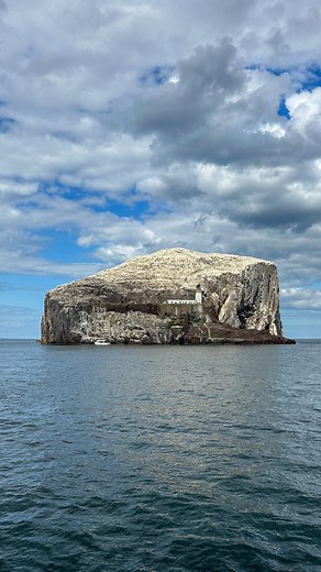 Bass Rock is a volcanic island located in the Firth of Forth, near North Berwick, Scotland, rising over 100 meters above sea level. It is renowned for hosting the world’s largest colony of Northern gannets, with over 150,000 birds nesting there, making the island appear white from a distance. Historically, it served as a hermitage, a medieval fortress, and a prison, particularly during the 17th century for religious dissenters. A lighthouse, built in 1902 by the Stevenson family, now operates au