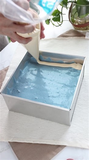 ~Tsunami Cake~ Making use of my blue pea powder to create this tsunami cake. The method is similar to my Hurricane cake roll. A Bain Marie (water bath) gives a soft and moist cake. I just can’t stop jiggling my cake (toink toink)😄😜 Yolk batter 6 yolks 100g milk 50g oil 100g low protein flour (cake flour) Vanilla essense (optional) 4g blue pea powder Meringue 6 whites 90g sugar 6g lemon juice ➡️ Mix oil and milk until no strip of oil seen ➡️ add the sieved cake flour and mix well ➡️ add egg yol