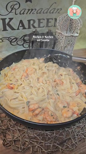 One pot Pasta -Shrimpspasta- Tagliatelle mit Garnelen in einer leckeren Sahnesauce / Garnelen Pasta Sahne Sosse Zutaten: 250g Nudeln 1 Zwiebel 2 Knoblauchzehen Ca. 300g Garnelen 1 TL Salz 1 TL Paprikapulver 1/2 TL Chilipulver 1/4 TL Pfeffer etwas Nudelwasser 1 TL Tomatenmark 2 P. Sahne Ca. 50g Parmesan Etwas Petersilie Ich wünsche euch viel Spaß beim nachkochen. #garnelen #onepotpasta #onepotmeals #tagliatelle #shrimppasta #shrimp #pasta #foodie #food #seafood #foodporn #sahne #pastalover #dinne