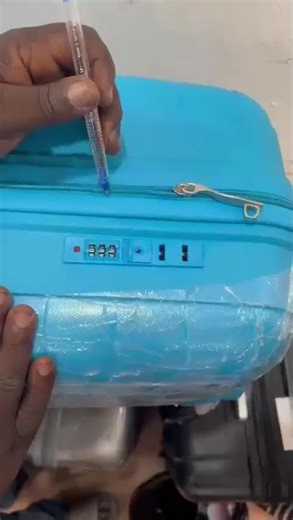 🧲🔒 Comment changer le code de votre nouvelle valise silicone incassable ?