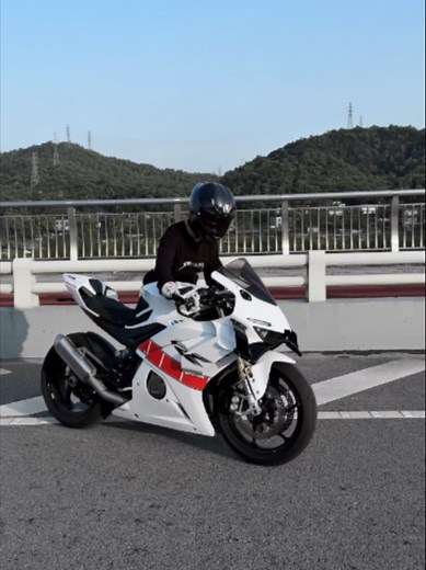 🔥🏁 ZXMOTO 500RR – INLINE 4 SUPERSPORT BAWAH RM30K?! 🏍️💥 Kalau anda nak rasa 4-silinder prestasi litar tanpa harga kayangan… 👉 INI DIA. 💰 ANGGARAN HARGA: Bawah RM30K 😱 ⚙️ ENJIN HIGH-REV INLINE 4 🔥 470cc DOHC 16V 🔥 62kW (84HP) @ 13,500rpm 🔥 46Nm @ 11,500rpm 🔥 Bunyi screaming RPM tinggi 🔊 🔥 BOSCH EFI Slipper Clutch 🚀 PRESTASI LEVEL 600CC ⚡ 0–100km/j dalam 3.4 saat ⚡ Top speed 235km/j ⚡ Braking hanya 37 meter 🛞 HANDLING & CONTROL ✅ Cornering ABS 6-Axis IMU ✅ Suspension depan & belakan
