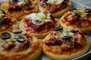 MINI PICE SA MESOM KOJE ĆE SRBI OBOŽAVATI: Peku se SAMO 11 MINUTA, brza i ukusna VEČERA (VIDEO)