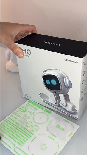 Unboxing the new white Emo robot