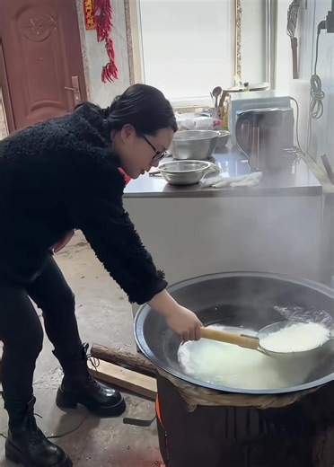 老铁们，捞饭教程来了～#纯手工制作美食 #舌尖上的味道 #回老家才有的人间美味#c#countrysidelifec#cooking