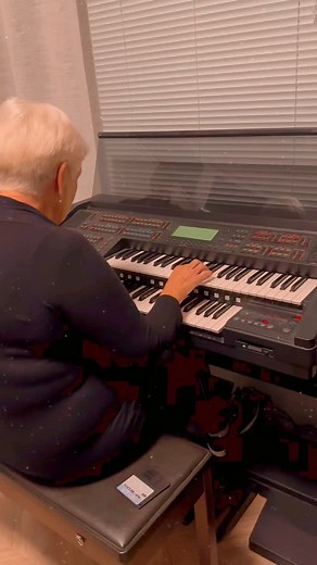 784 reactions · 61 shares | #amzing #hammond #live #concert #jazz #blues our friends John and Grace (W) from Holland visit us at home and John who is also a proud owner of an EL 900 asked Jean to play some swinging Hammond sounds. John enjoyed the music so much That makes his Day 弄 | Jean Martyn | Facebook