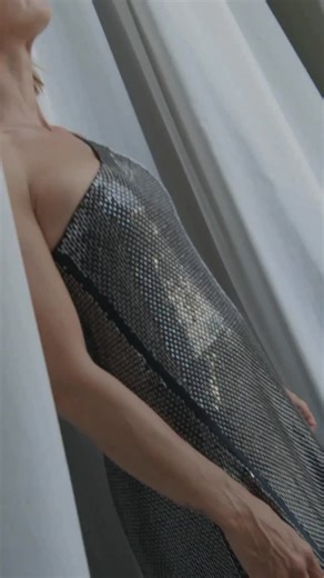 Anna Ferzetti shares her thoughts and feelings while wearing a Giorgio Armani gown at the Hotel Excelsior suite, reimagined by Armani/Casa, during the 82nd Venice International Film Festival. Armani/Archivio invites a new way of seeing the house’s creations, connecting heritage with the present through forms, fabrics and gestures. Director: @chenzia_ | Giorgio Armani