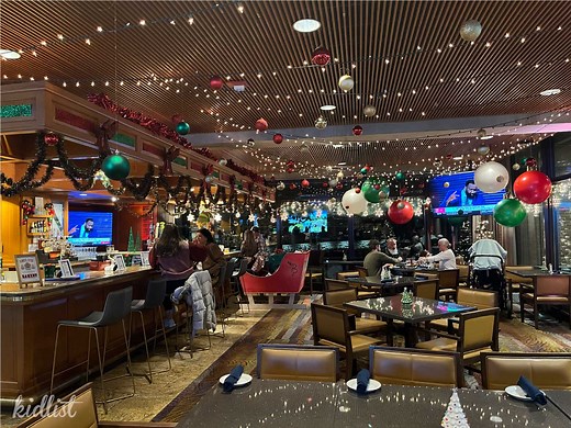 30 Chicagoland Christmas Pop-Up Restaurants and Bars with Incredible Holiday Decor