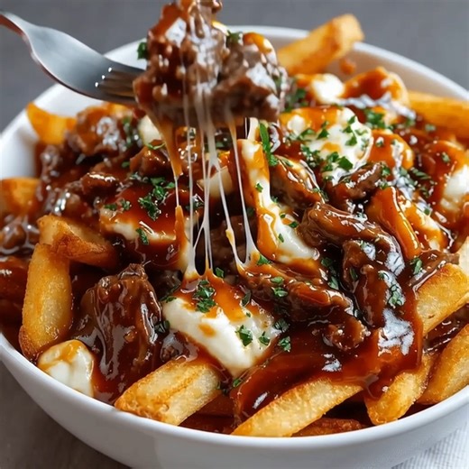 21K views · 26 reactions | Poutine sauce barbecue au bœuf Une version ultra gourmande et réconfortante de la poutine, mêlant frites croustillantes, bœuf savoureux et sauce barbecue généreuse. Ingrédients * 500 g de bœuf haché * 1 tasse de sauce barbecue * 4 pommes de terre (pour frites) * ••••• | L’Art de Manger | Facebook