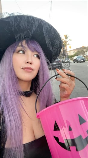 minmi on Instagram: "ダイエットのリリースみんなコメント沢山ありがとうね♡ハロウィンは弾丸でL.Aで過ごしてきたよ🌴🩷 ワールドシリーズ大谷選手大活躍であちこち花火があがってた🎃2024 HALLOWEEN！ Diet のMV用に作った魔法使い🧙‍♀️ドレス くすみラベンダーのドレスはマカさんに。可愛かった♡ 母は黒い魔法使いになりました🧙‍♀️w 街にはお手製のコスチュームの子供達 スタバの飲み物の子とか、ラプンツェルがいたり♡ とにかく、山盛りのお菓子をもらいました🎀 そして配りました🎀笑 しばらくお菓子には困らそうな我が家🏠🎃 また東京にシュビビーンと帰ってライブ！次はDIETリリースパーティー!!!みんなと会えるといいなぁ♡ 🎀☺️"