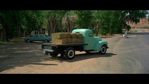 『007／オクトパシー』(1983)で、ボンドは素早い動きのアクロスター・"ビード"・ジェットに乗って窮地を脱しました。格納庫を飛行機で通り抜けるボンドの操縦にクローズアップするために、特殊効果スーパーバイザーのジョン・リチャードソンは、余分な装飾を取り除いたジャガーから垂直の棒を伸ばし、飛行機を取り付けて引っ張らせました。ジャガーは猛スピードで格納庫を走り抜け、その車体を隠すために兵士たちが前方を走りました。 | James Bond 007