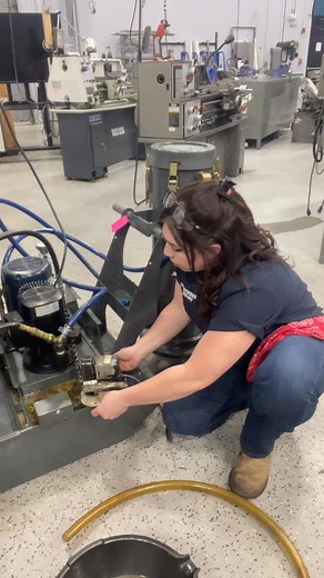 Rebecca Wolfinger on Instagram: "Holiday Maintenance: Oil Skimmers on Sumps Ever used one of these? Just drop it in your sump, hook up a discharge hose and a drain pan, and let it do its thing. Easy. We do have a permanent oil skimmer on this tank, but honestly, it’s not cutting it. (We’ll dig into why soon.) Tramp oil in your CNC sump is a silent killer. It gums up your coolant, wrecks surface finishes, feeds bacteria, and eats away at your tools and machine life. So why skim it off? 1. Extends