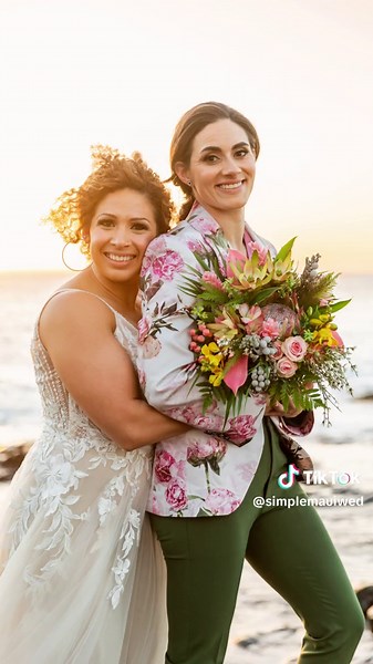 💍🌅 Ready to tie the knot in paradise? Merriman’s Kapalua is the ultimate Maui wedding venue where elegance meets breathtaking ocean views! 🏝️✨ Imagine saying “I do” with the sunset painting the sky, and the waves crashing against stunning lava rocks. 🌊🍹 From a romantic ceremony to an unforgettable reception with award-winning cuisine, this venue has it all! 🎉🥂 Perfect for an intimate celebration with your loved ones, Merriman’s is your go-to spot for a dreamy destination wedding. Ready to