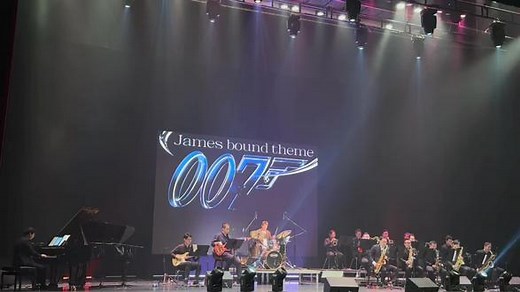 跟着RJ化身邦女郎来自RJ大乐队的超燃音乐会现场，特别钟爱的谍战电影音乐，是夜～沉醉不知归路～#音乐现场 #爱乐汇 @爱乐汇上海