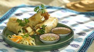 Enjoy the spicy Chilli Paneer in a roll. Rolls & wraps make for wholesome meals on the go. CHILLI PANEER ROLL Preparation time 15 minutes Cooking time 20-25 minutes Serving 2 Ingredients For Marinating Paneer 200 gms Paneer, cut into strips, पनीर Salt to taste, नमक स्वादानुसार ⅓ cup Cornstarch, कॉर्नस्टार्च Water as required, पानी Oil for frying, तेल तलने के लिए For Salad 1 small Carrot, julienned, गाजर ½ small Cabbage, shredded, पत्ता गोभी Salt to taste, नमक स्वादानुसार 2 tsp Chilli vinegar, चि