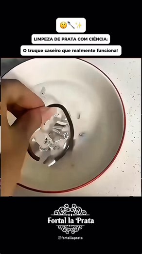 Limpar a prata com itens domésticos simples é pura ciência aplicada! 🤩 Com água quente, bicarbonato de sódio, sal e papel alumínio, ocorre uma reação eletroquímica que remove o sulfeto de prata, devolvendo o brilho sem esforço. O alumínio atrai o enxofre, restaurando a peça ao estado original. | Fortal La Prata