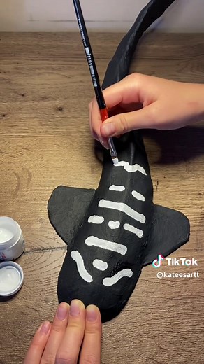 kateesartt (@kateesartt) - DIY Zebra Shark Wall Decor Tutorial