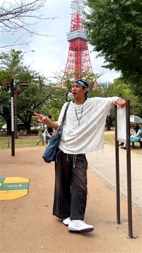 Sam Wong on Instagram: "最新旅行转场这样拍! 🗼🇯🇵 travel transition video 📹 下次旅行这样拍穿搭转场就可以了～（选流动性的背景效果会更好！） 你们认得出背景是哪里吗 😤 Which day of outfit is your favourite? #tokyo #japan #transition #travel #visitjapan #samwongsx #samwong"