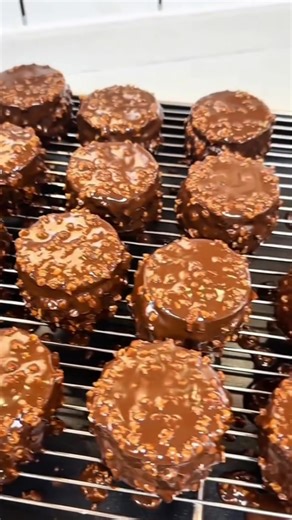 Ultimate Chocolate Magnum Cake Decorating Guide