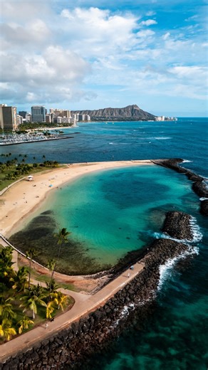 Here are 3 things to do in Honolulu! 1. Hike Diamond Head Crater - A short hike, and the views are incredible! 2. Visit @alamoanacenter - The world’s largest open-air shopping center and home to more than 350 stores and restaurants. A must when in Honolulu! 3. Relax at Ala Moana Beach Park - Directly across the street from Ala Moana Center. Relax and watch the surfers, go swimming at Magic Island, or admire the view of Diamond Head directly from the park. #alamoanacenter_partner #alamoanacenter 