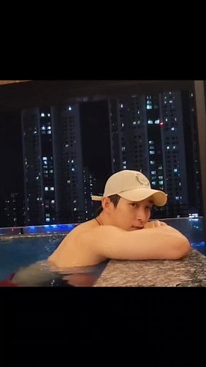 수영장에서 남성 비키니 다리 장면