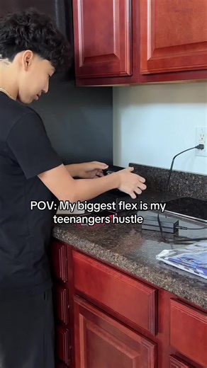 check out his barber capes 🔥@starstratus #foryoupagee #gelo #motivational #youngentrepreneur #xyzbca