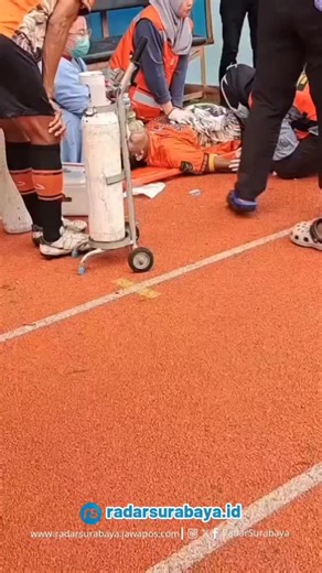 INFO JAWA TIMUR on Instagram: "Detik-Detik Terakhir Asisten Pelatih Arema FC Kuncoro Wafat di Stadion Gajayana Dunia sepak bola Malang berduka atas meninggalnya legenda sekaligus asisten pelatih Arema FC, Kuncoro, pada Minggu, (18/1). Kuncoro mengembuskan napas terakhir usai mengalami kejang saat bertanding membela Satria Veteran 2000 dalam laga Trofeo 100 Tahun Stadion Gajayana, Malang. Ia sempat dilarikan ke RSUD Kota Malang untuk mendapatkan perawatan medis. Namun, nyawanya tidak tertolong da