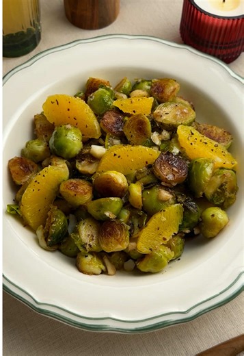 Leckerer gebratener Rosenkohl-Orangen-Salat für Feste